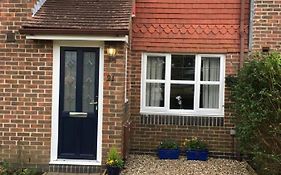 Kb21 Attractive 2 Bed House, Pets/Long Stays With Easy Links To London, Brighton And Gatwick